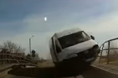 Gość pod wpływem przelatuje busem przez most - Dzierzgonka 