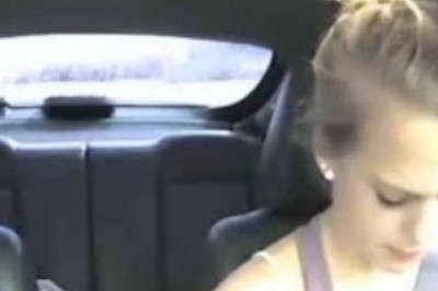 Tak się kończy patrzenie w telefon podczas jazdy