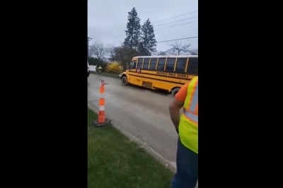 Kierowca autobusu szkolnego kontra świeżo wylany beton