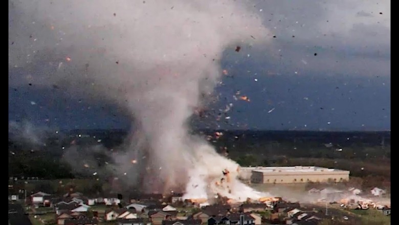 Potężna siła tornada ujęta z drona podczas niszczenia miasta