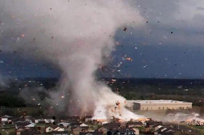 Potężna siła tornada ujęta z drona podczas niszczenia miasta