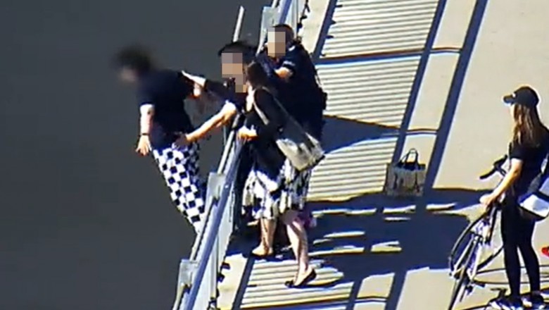 W ostatniej chwili uratowali dziewczynę stojącą za barierkami mostu 