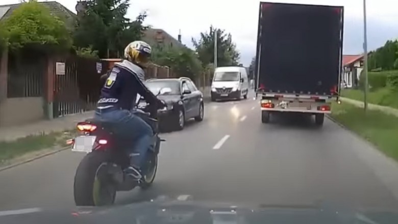 Agresywny motocyklista kontra kierowca osobówki