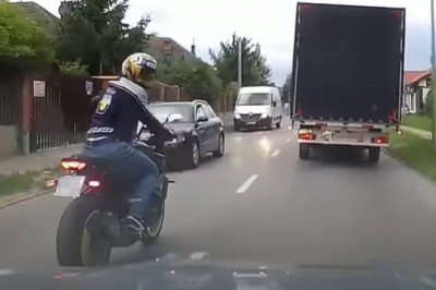 Agresywny motocyklista kontra kierowca osobówki