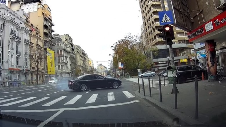 Skasował swoje BMW na skrzyżowaniu podczas ucieczki przed policją