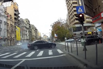 Skasował swoje BMW na skrzyżowaniu podczas ucieczki przed policją