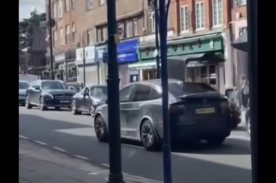 Gość z Tesli szybko pożałował, że drzwi otwierają się do góry