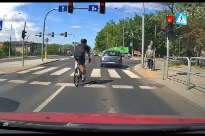 Szybka karma dla rowerzysty, który przejechał na czerwonym