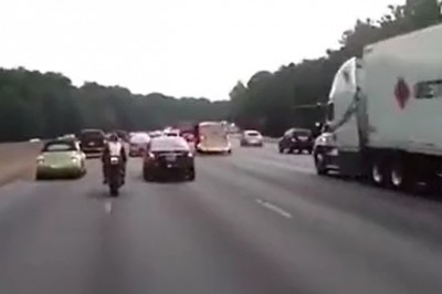 Szybka kara dla cwaniaka na motocyklu za przeciskanie się pomiędzy autami