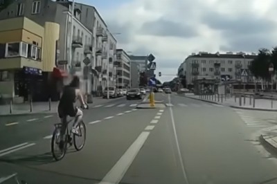 Wpadła rowerem na maskę auta. Była pod wpływem alk.