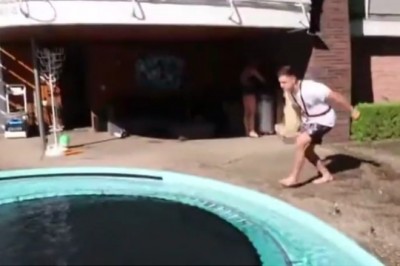 Kiedy widzisz trampolinę w basenie i postanawiasz skoczyć na plecy