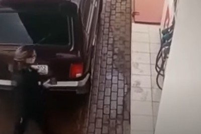 Kobieta i jej bezprzewodowe tankowanie paliwa na stacji