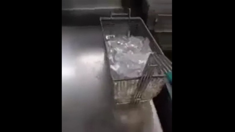 Pracownik roku smaży lód w gorącym oleju
