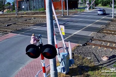 Kobieta dostała szlabanem i upadła w pobliżu torów