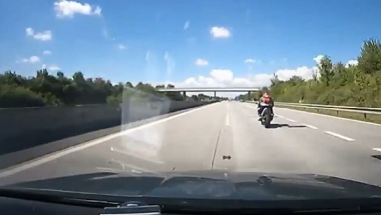 Mistrz prostej na motocyklu i jego ucieczka przez policja - Czechy 