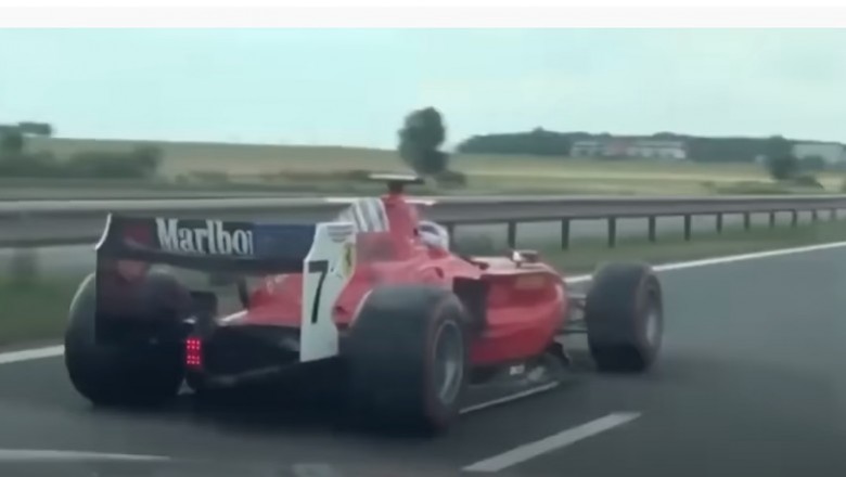 Bolidem z GP2 leciał po czeskiej autostradzie. Nagrali go kierowcy 