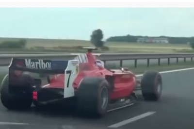 Bolidem z GP2 leciał po czeskiej autostradzie. Nagrali go kierowcy 