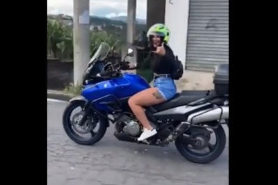 Mistrzyni prostej chciała się popisać jazdą na motocyklu