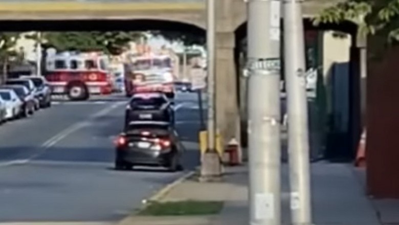 Dwa wozy strażackie spotykają się na jednym skrzyżowaniu 