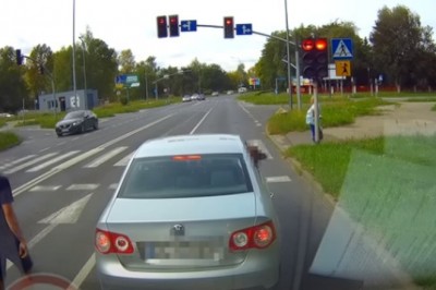 Zwrócił uwagę kierowcy, że dziecko wychylało się przez okno w czasie jazdy 