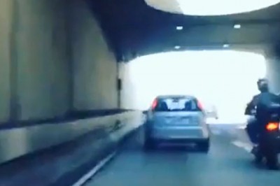 Kiedy chcesz kopnąć auto jadąc na motocyklu. Szybka karma
