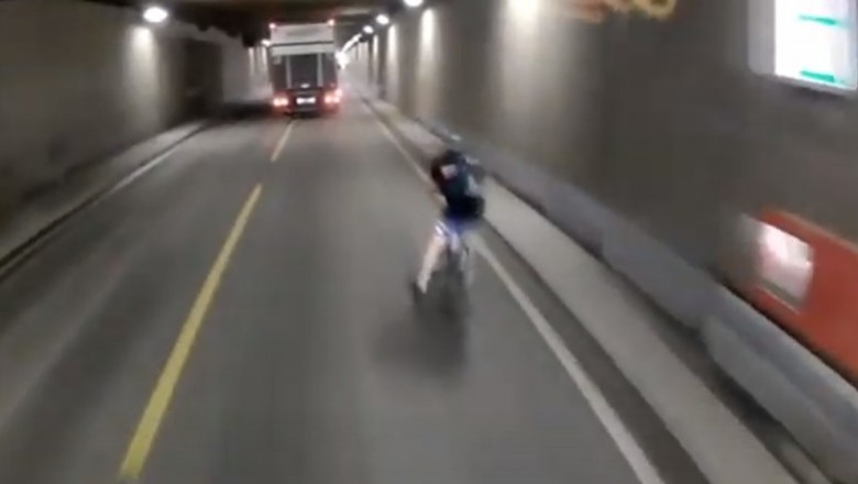 Rowerzysta kontra ciężarówka w tunelu. Ku przestrodze
