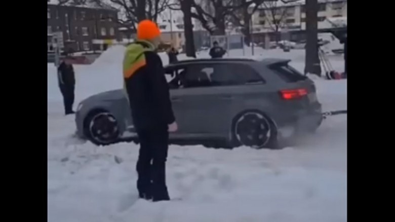 Audi S3 pomaga ruszyć TIRowi, który utknął w śniegu