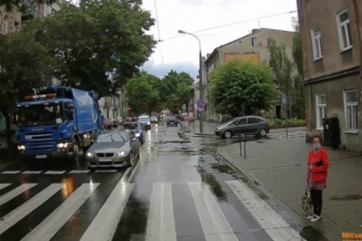 Iść czy nie iść? Kobieta i jej dziwna rozkmina na pasach 