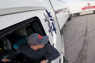 Zawodowy kierowca, którego ciężko przebić w cofaniu pod rampę