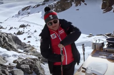 Makłowicz prezentuje sprytne kijki narciarskie. Przypadły mu do gustu