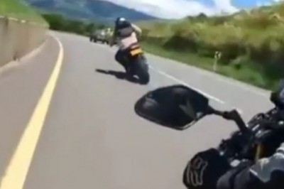 Mistrz prostej efektownie wylatuje z zakrętu na motocyklu