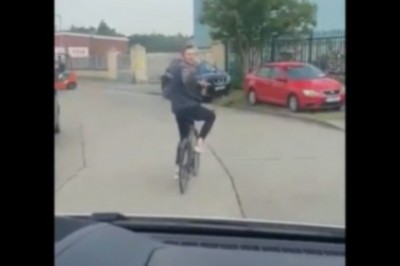 Szybki koniec cwaniakowania dla rowerzysty, który utrudniał ruch