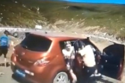 Auto z cała rodziną ruszyło w dół zbocza. Nagranie z wideorejestratora