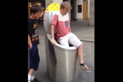 Młody chciał być zabawny i postanowił wejść do śmietnika