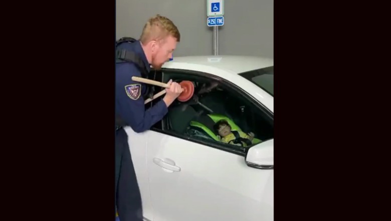 Policjant pokazuje w jaki sposób można otworzyć drzwi w aucie