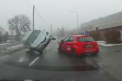 Dachowanie po czołowym zderzeniu z nauką jazdy - nagranie