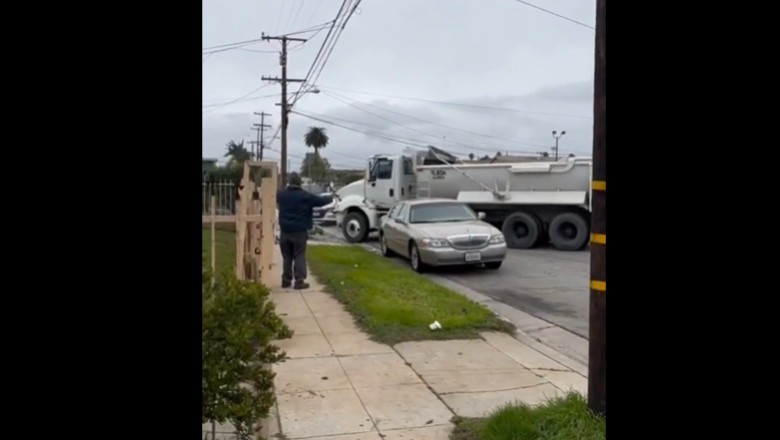 Wkurzony gość demoluje ciężarówką dom i samochód swojej byłej żony