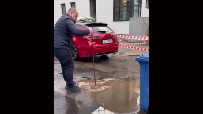 Zniszczone auta przez dużą dziurę na drodze w Łodzi