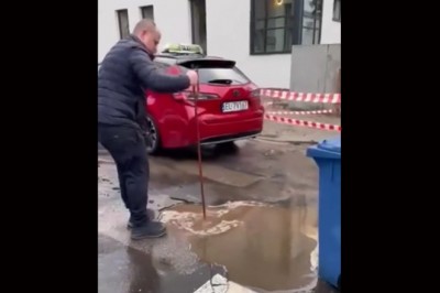 Zniszczone auta przez dużą dziurę na drodze w Łodzi