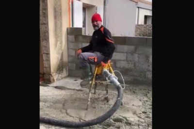 Na budowie nigdy nie ma nudy. Chłopaki mają rozrywkę