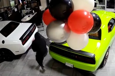 Wystarczyło im 40 sekund, aby zwinąć 6 super bryk z salonu