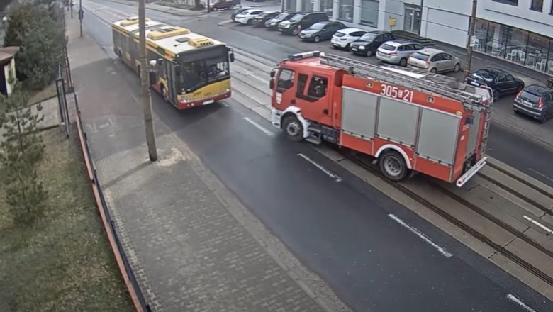 Wóz strażacki wjechał czołowo w stojący autobus - Łódź