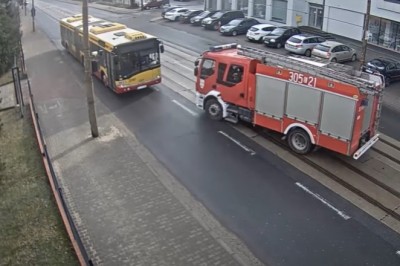 Wóz strażacki wjechał czołowo w stojący autobus - Łódź