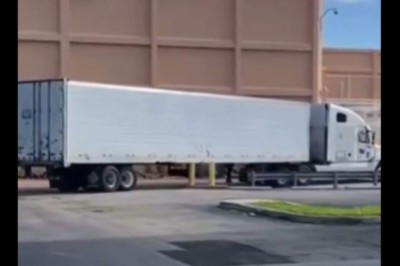 Wkurzony kierowca TIRa niszczy naczepę.  Chyba miał już dosyć