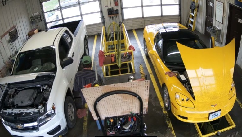 Kasowanie żółtej Corvette za pomocą mechanika