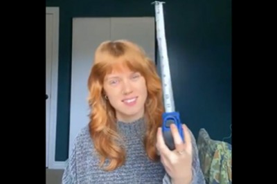 Dziewczyna przy pomocy miarki rozwiewa mity na temat rozmiaru