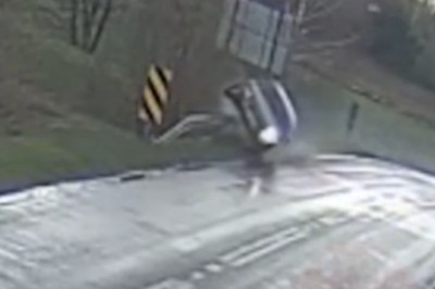 Lot Audi przez torowisko. Kierowca miał prawie 3 promile we krwi