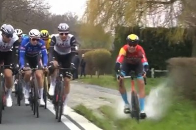 Polak wywraca połowę peletonu podczas wyścigu kolarskiego