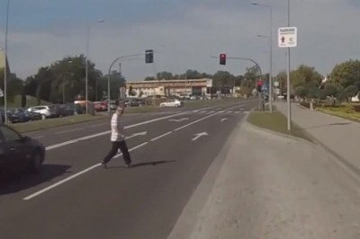 Temu niezniszczalnemu dziadkowi nawet autobus nie przeszkodzi