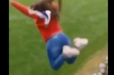 Chciała wskoczyć na boisko. Szybko pożałowała